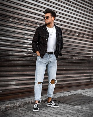 Comment porter une veste en jean noire pour un style relax