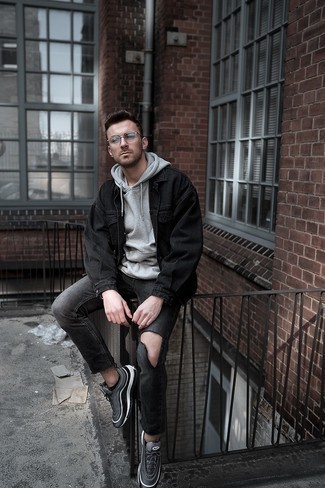 Comment porter une veste en jean noire pour un style relax