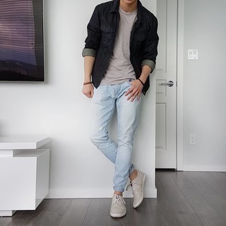 Comment porter une veste en jean noire pour un style relax