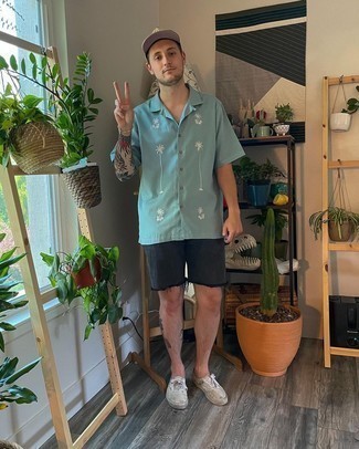 Comment porter un short en denim noir à 30 ans