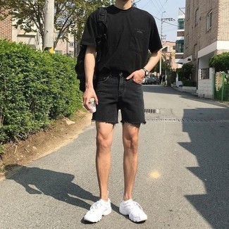 Comment porter un short en denim noir pour un style relax