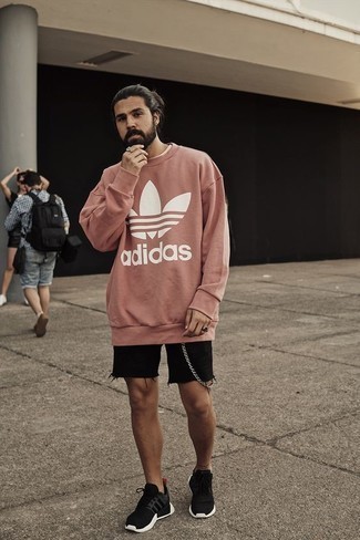 Comment porter un short en denim noir à 30 ans