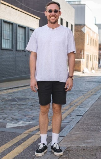 Comment porter un short en denim noir à 30 ans