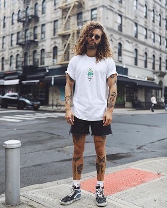 Comment porter un short en denim noir pour un style relax
