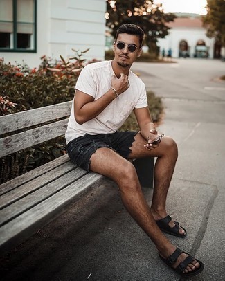 Comment porter un short en denim noir pour un style relax