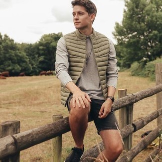 Comment porter un short en denim noir pour un style relax