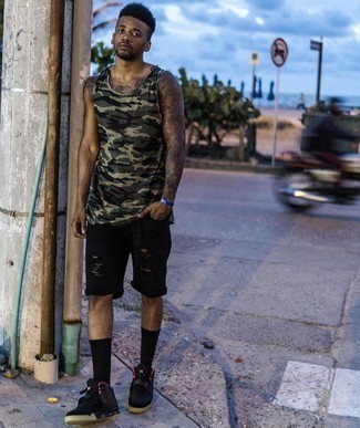 Comment porter un short en denim noir pour un style relax