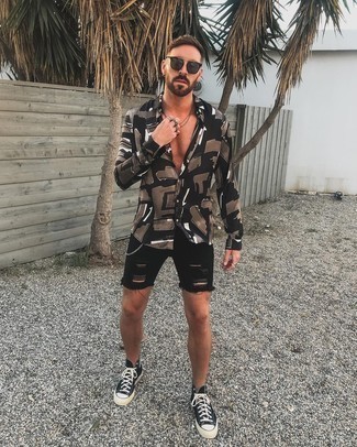 Comment porter un short en denim noir pour un style relax