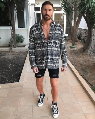 Comment porter un short en denim noir pour un style relax