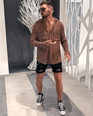 Comment porter un short en denim noir pour un style relax