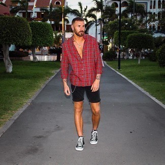 Comment porter un short en denim noir à 30 ans