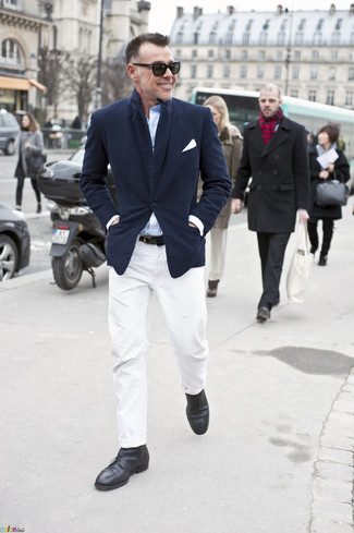 Un blazer à porter avec des bottines chukka noires