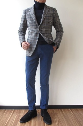 Un blazer à porter avec des bottines chukka noires