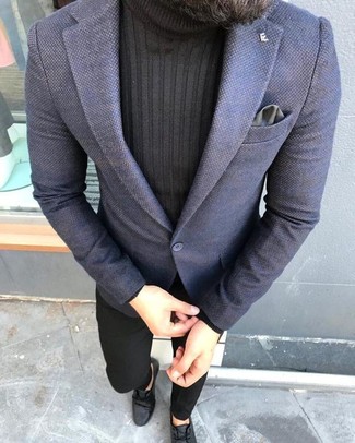 Un blazer à porter avec des bottines chukka noires