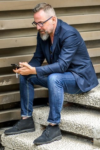 Un blazer à porter avec des bottines chukka noires