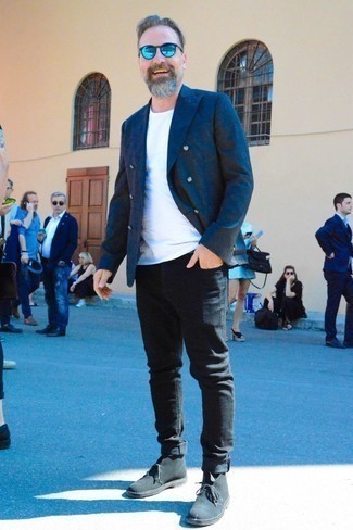 Un blazer à porter avec des bottines chukka noires