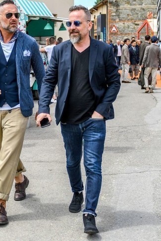 Un blazer à porter avec des bottines chukka noires
