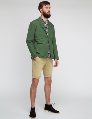 Un blazer à porter avec des bottines chukka noires