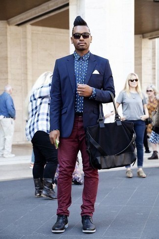 Un blazer à porter avec des bottines chukka noires
