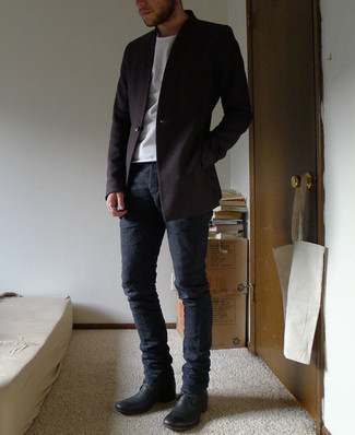 Un blazer à porter avec des bottines chukka noires