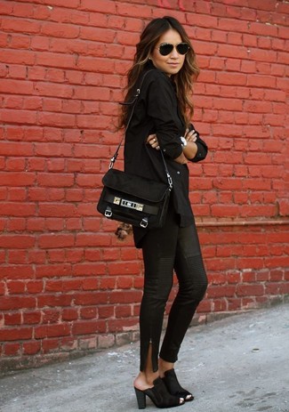Un jean à porter avec une chemise de ville noire