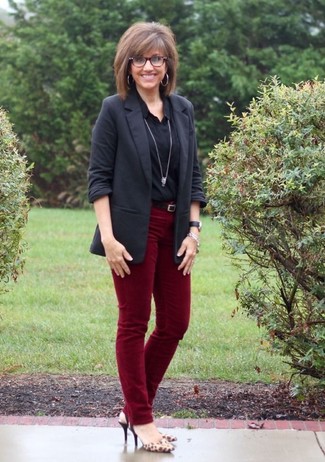 Un jean à porter avec une chemise de ville noire