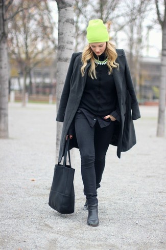 Un jean à porter avec une chemise de ville noire