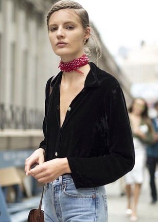 Un jean à porter avec une chemise de ville noire