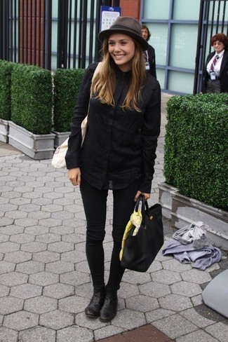 Un jean à porter avec une chemise de ville noire
