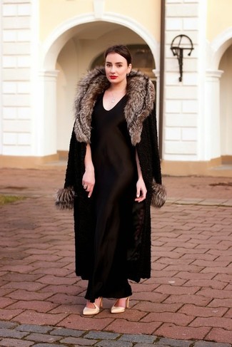 Comment porter une robe de soirée noire quand il fait froid