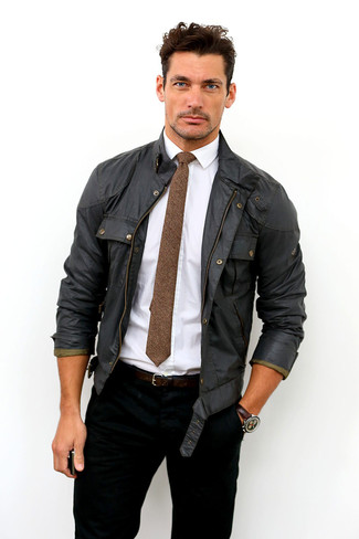 Comment porter une veste style militaire noire au printemps