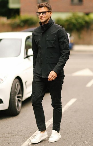 Comment porter une veste style militaire noire au printemps