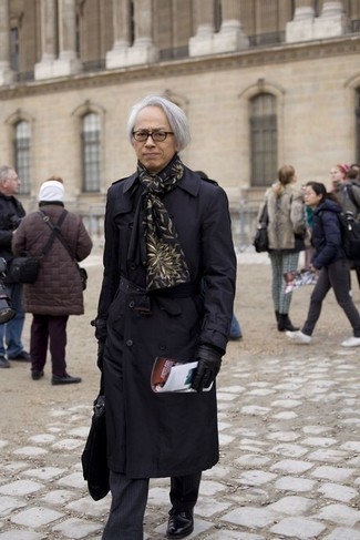 Comment porter une écharpe à fleurs noire