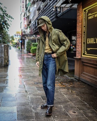 Des bottines chelsea à porter avec une veste sans manches noire