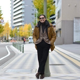 Des bottines chelsea à porter avec une veste sans manches noire