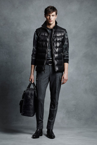 Des bottines chelsea à porter avec une veste sans manches noire