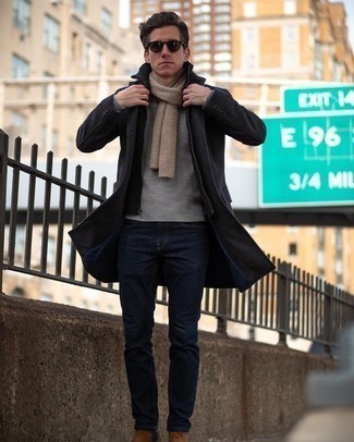 Des bottines chelsea à porter avec une veste sans manches noire
