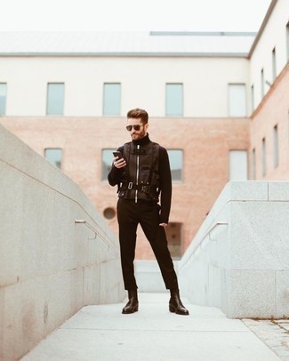 Des bottines chelsea à porter avec une veste sans manches noire