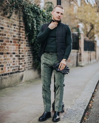 Des bottines chelsea à porter avec une veste sans manches noire