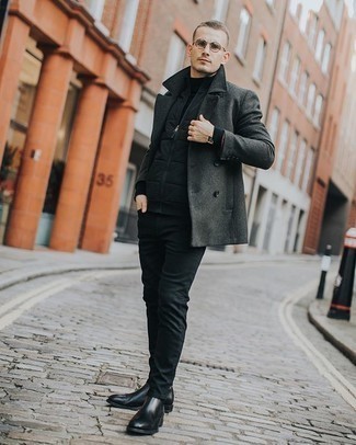 Des bottines chelsea à porter avec une veste sans manches noire