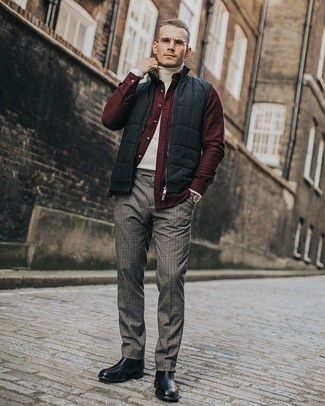 Des bottines chelsea à porter avec une veste sans manches noire