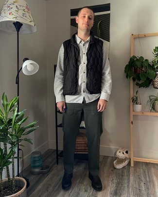 Des bottines chelsea à porter avec une veste sans manches noire