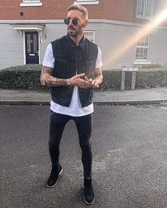 Des bottines chelsea à porter avec une veste sans manches noire
