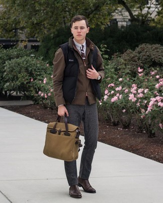 Des bottines chelsea à porter avec une veste sans manches noire