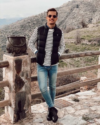 Des bottines chelsea à porter avec une veste sans manches noire