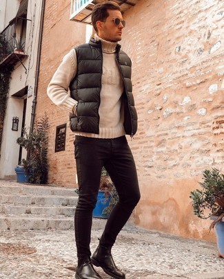Des bottines chelsea à porter avec une veste sans manches noire