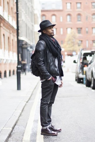 Comment porter un chapeau noir pour un style decontractés