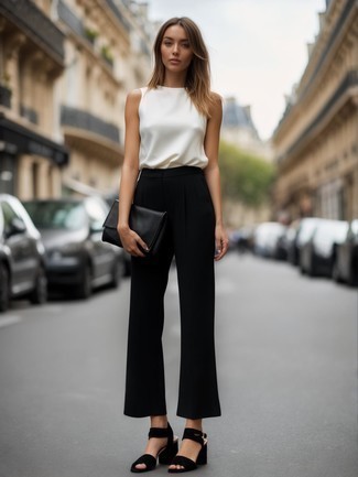 Un pantalon large à porter avec des sandales à talons noires