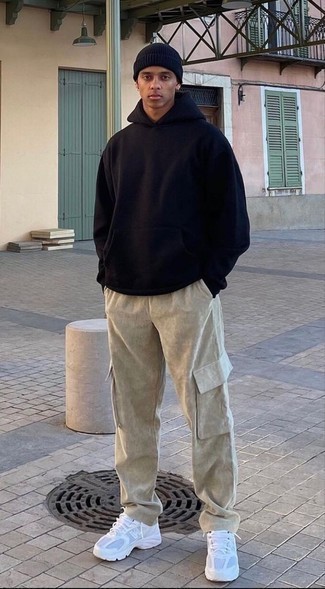 Comment porter un sweat à capuche noir au printemps