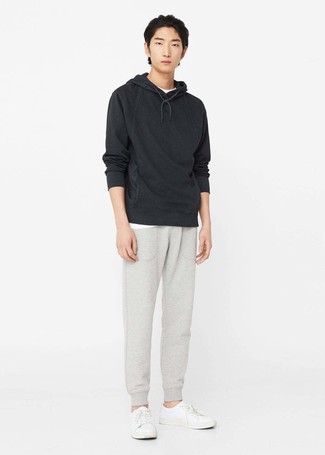 Comment porter un sweat à capuche noir au printemps